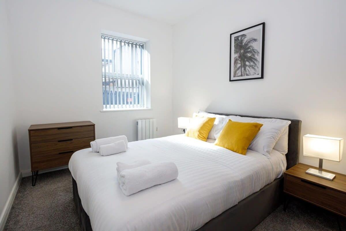 Contemporary 1 Bed Apartment Central Болтон Экстерьер фото