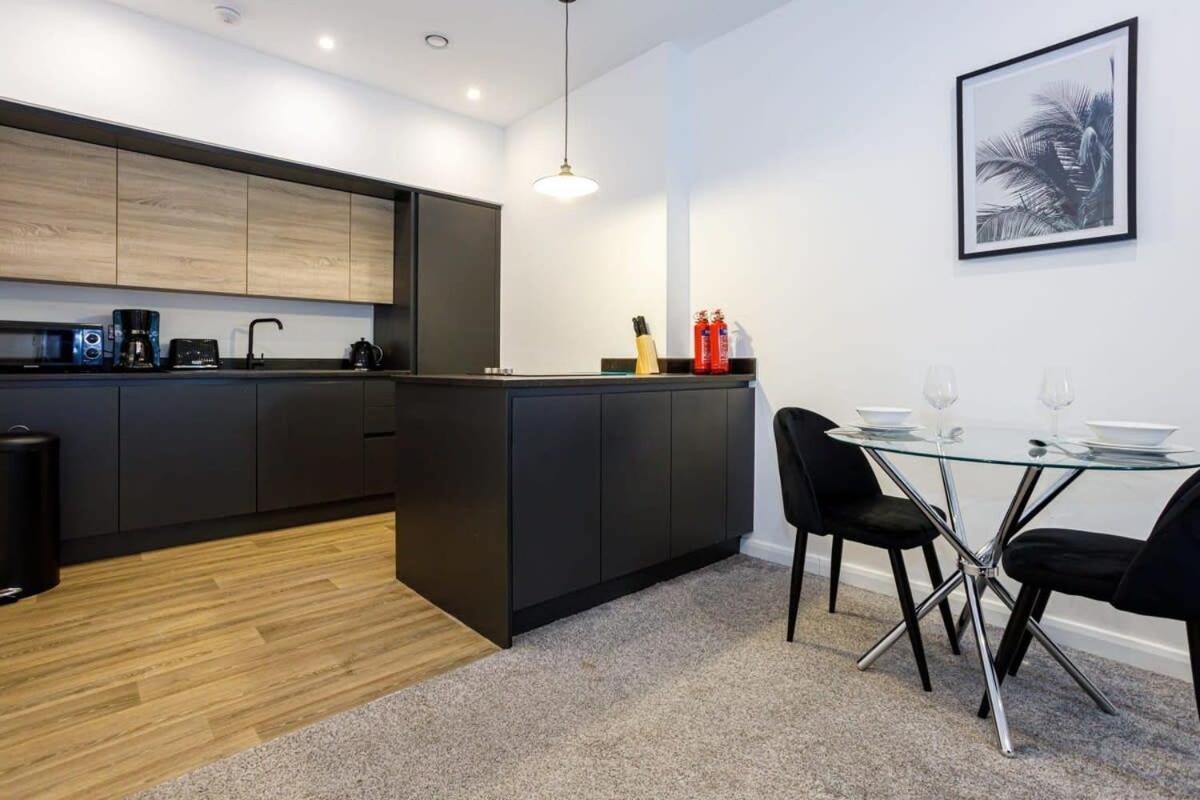 Contemporary 1 Bed Apartment Central Болтон Экстерьер фото