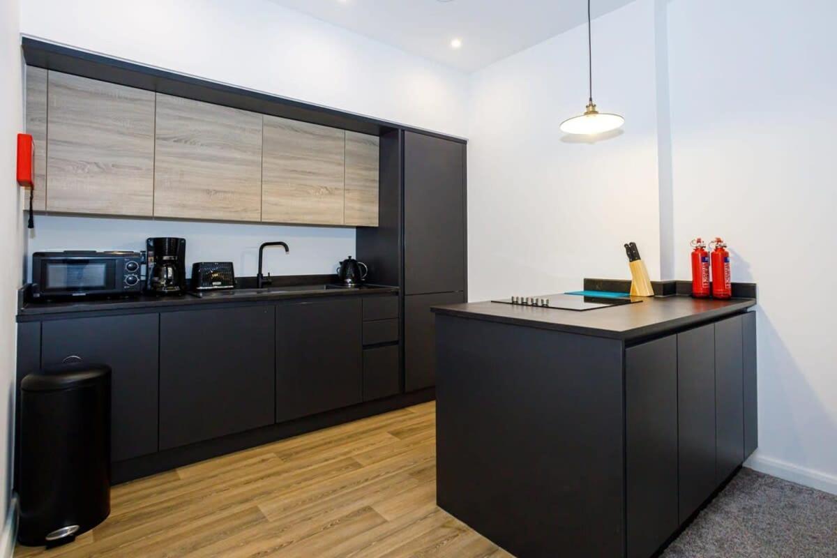 Contemporary 1 Bed Apartment Central Болтон Экстерьер фото
